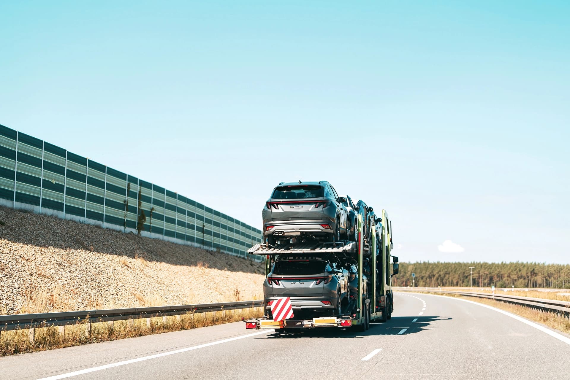 Porte-voitures sur autoroute
